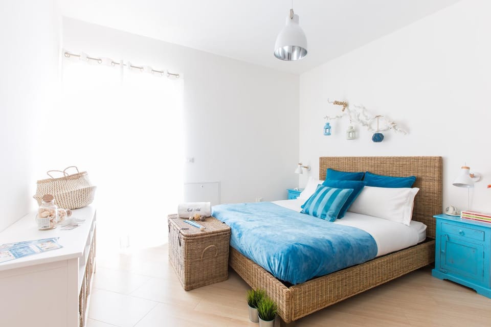 Bed, Other, Photo of the whole room, Decorative detail, Decorative detail
