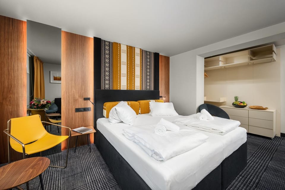 Bed, Living room, Photo of the whole room, Seating area, towels