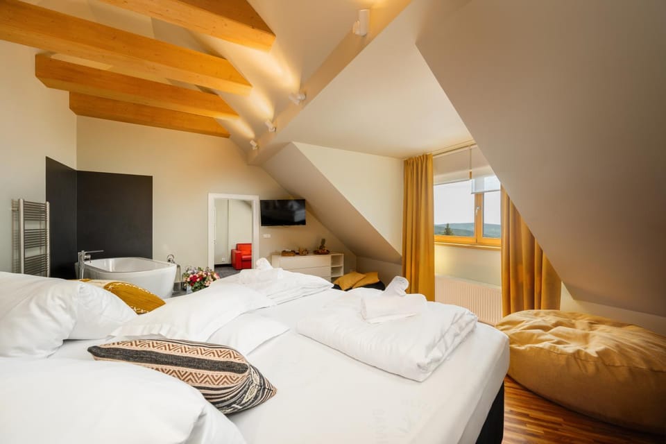Bed, TV and multimedia, Photo of the whole room, Bedroom