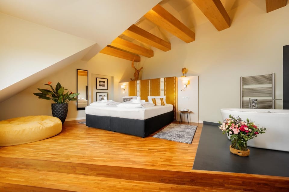 Bed, Photo of the whole room, Bedroom, towels