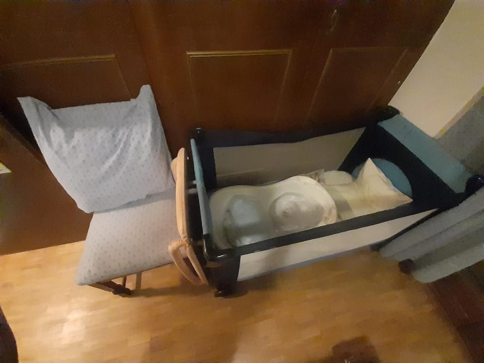 Photo of the whole room, cot