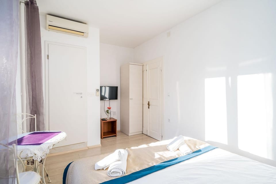 Communal lounge/ TV room, Bed, TV and multimedia, Photo of the whole room, Bedroom