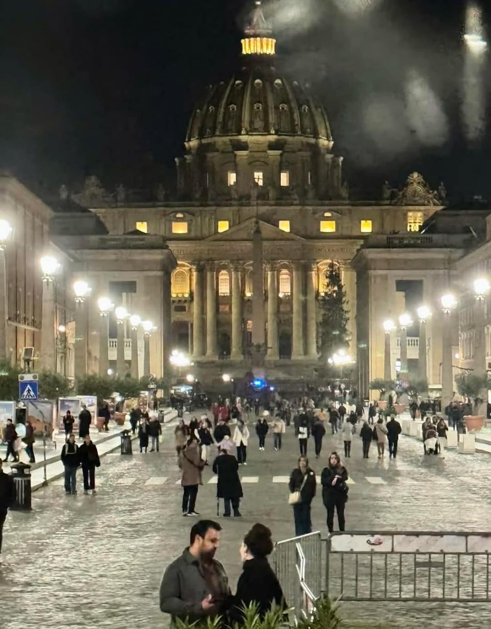 Nearby landmark, People, Landmark view, group of guests