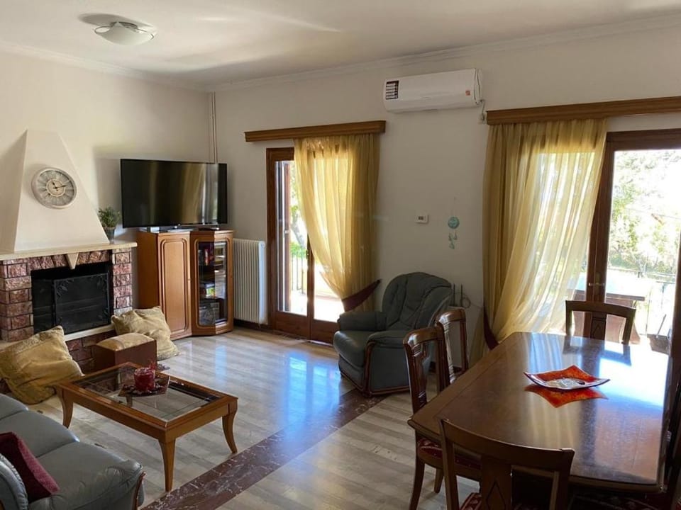 TV and multimedia, Living room, Seating area, Dining area, air conditioner