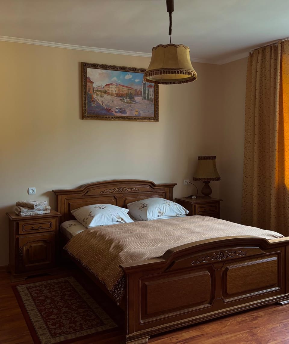 Bed, Photo of the whole room, Seating area, Bedroom