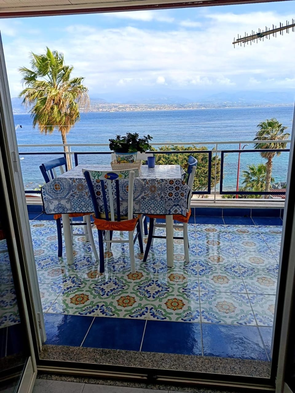 Blue Eden Strait Apartment in Messina