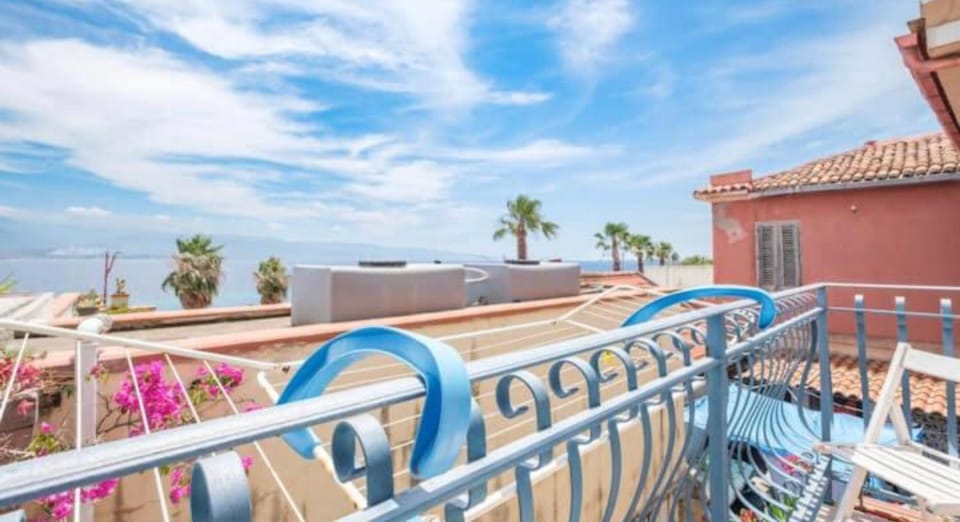 Blue Eden Strait Apartment in Messina