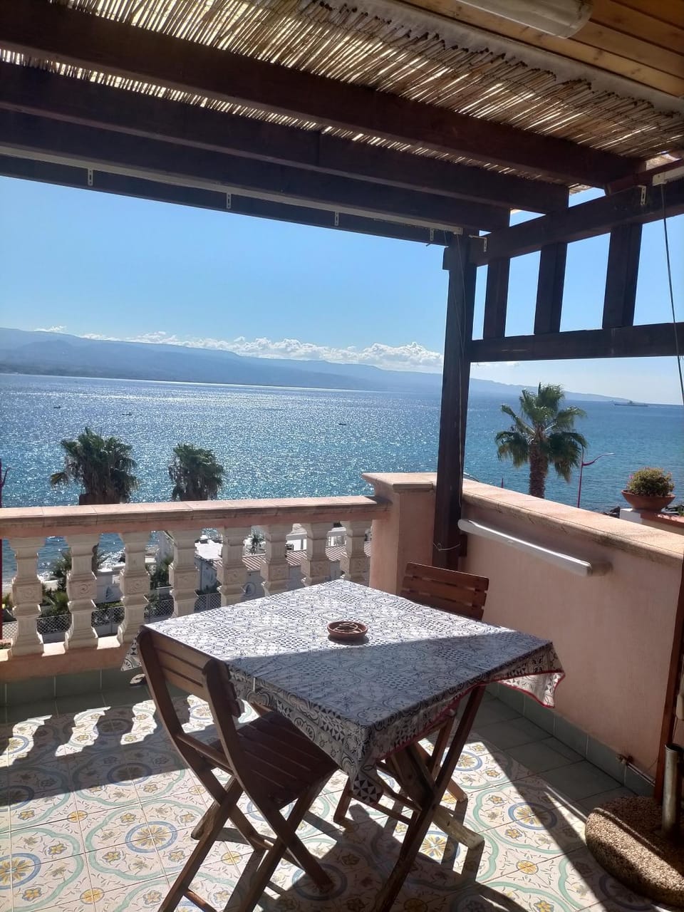 Blue Eden Strait Apartment in Messina