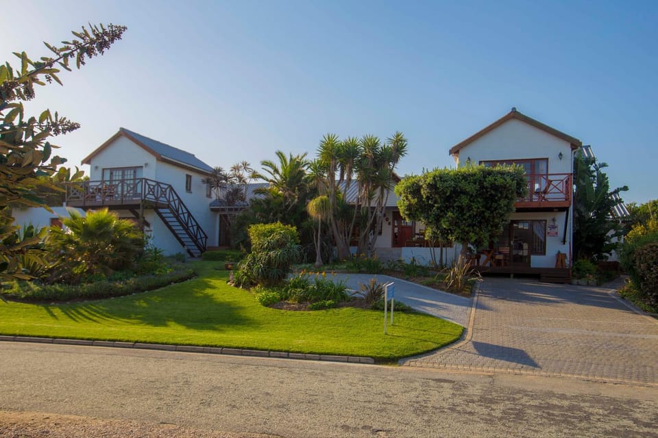 Property building, Facade/entrance, Garden, Street view