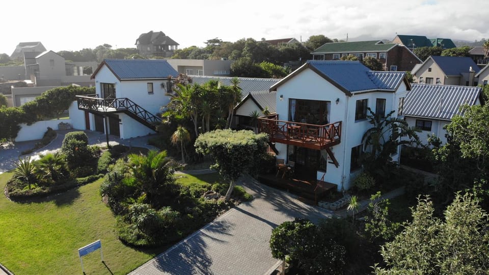 Property building, Neighbourhood, Natural landscape, Bird's eye view, Garden, On site, Street view