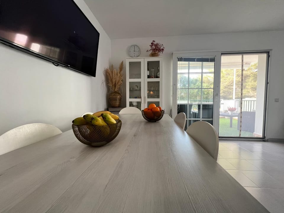 TV and multimedia, Seating area, Dining area