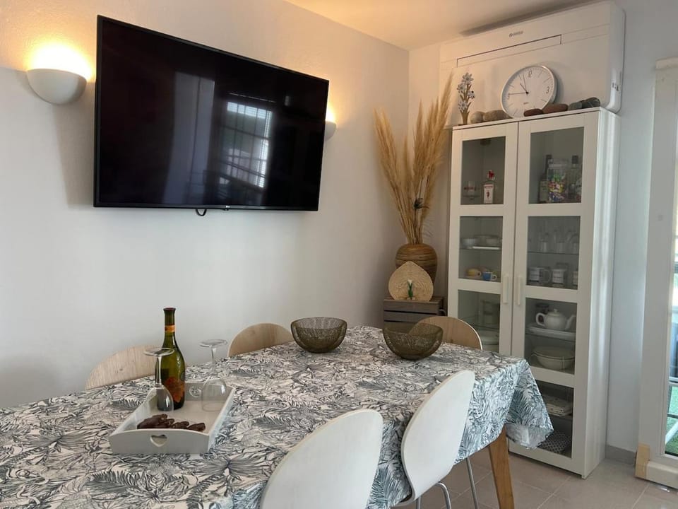 TV and multimedia, Dining area, wardrobe, air conditioner