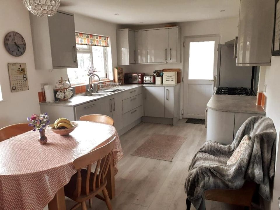 Kitchen or kitchenette, Seating area, dishwasher, oven, pet friendly, stove