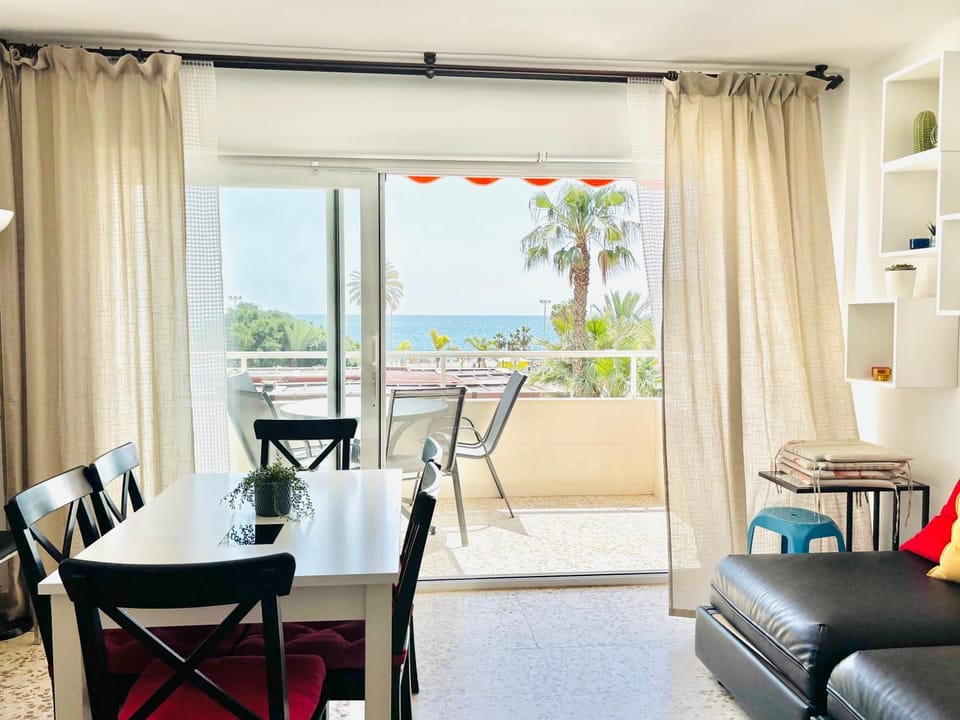 View (from property/room), Balcony/Terrace, Dining area, Sea view
