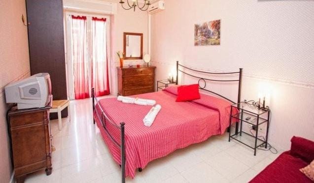 TV and multimedia, Photo of the whole room, Bedroom
