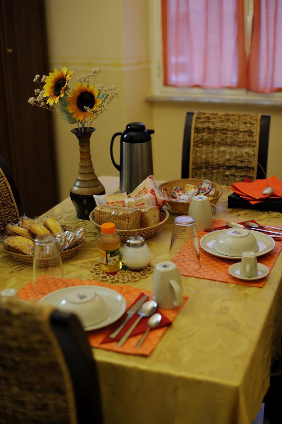 Restaurant/places to eat, Food, Buffet breakfast, Italian breakfast, Drinks