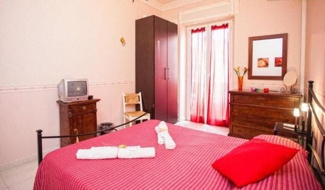 TV and multimedia, Photo of the whole room, Bedroom