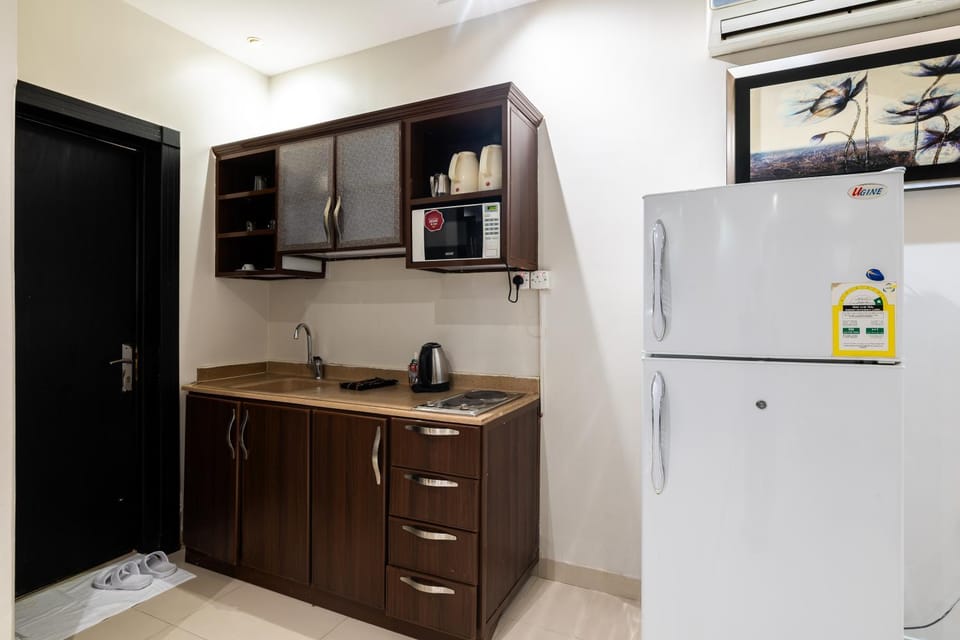 Kitchen or kitchenette, microwave, minibar