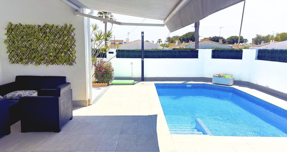 Patio, Pool view, Swimming pool, sunbed