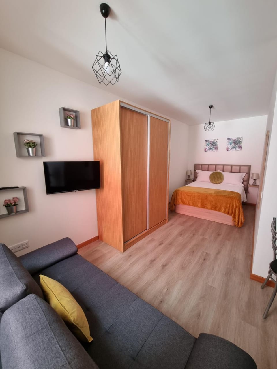 Bed, TV and multimedia, Photo of the whole room