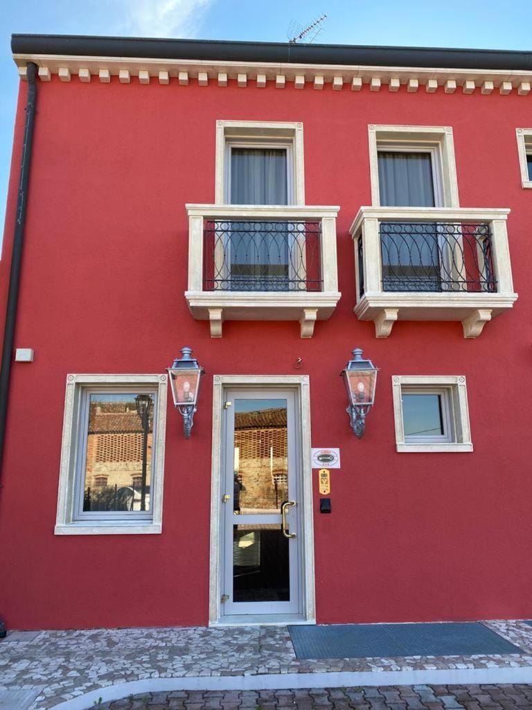 Facade/entrance