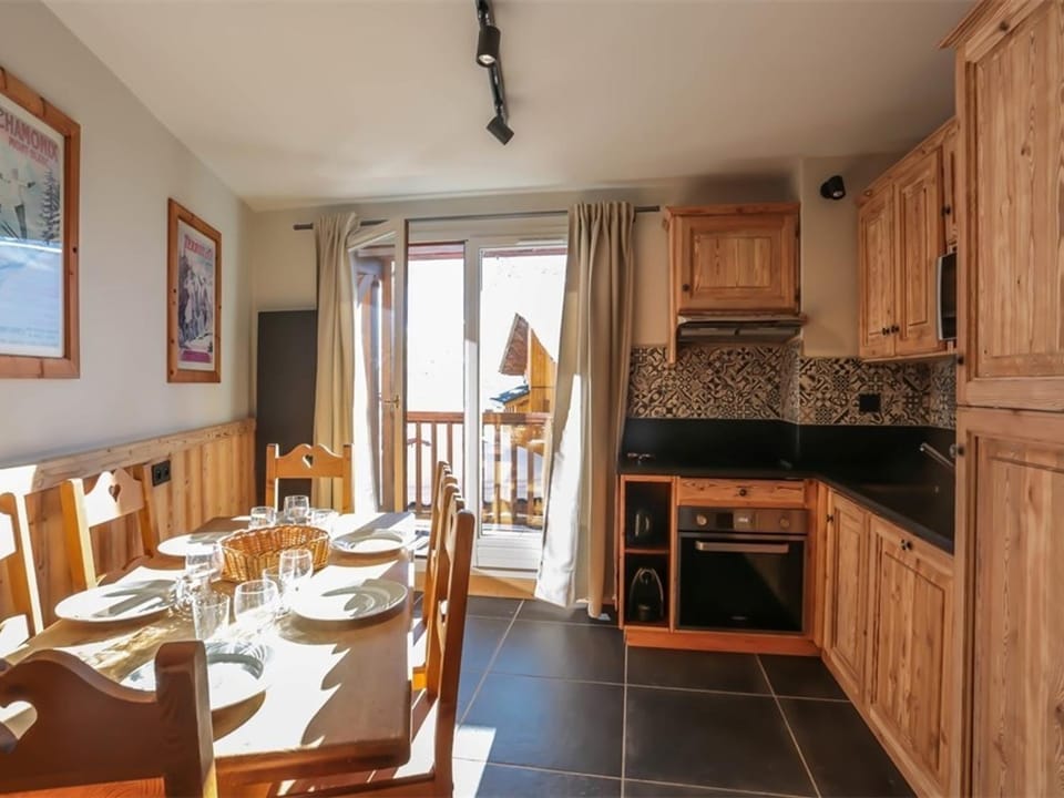 Chalet Triplex 75m² Val Thorens - 2 Chambres, 1 Cabine, Cheminée, WiFi, Proche Pistes et Commerces - FR-1-637-11 Cabin in Les Allues
