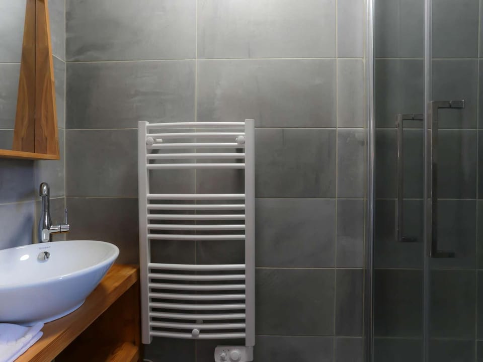 Chalet Triplex 75m² Val Thorens - 2 Chambres, 1 Cabine, Cheminée, WiFi, Proche Pistes et Commerces - FR-1-637-11 Cabin in Les Allues