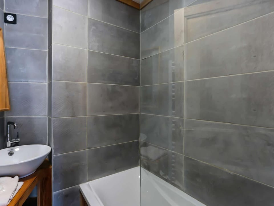 Chalet Triplex 75m² Val Thorens - 2 Chambres, 1 Cabine, Cheminée, WiFi, Proche Pistes et Commerces - FR-1-637-11 Cabin in Les Allues