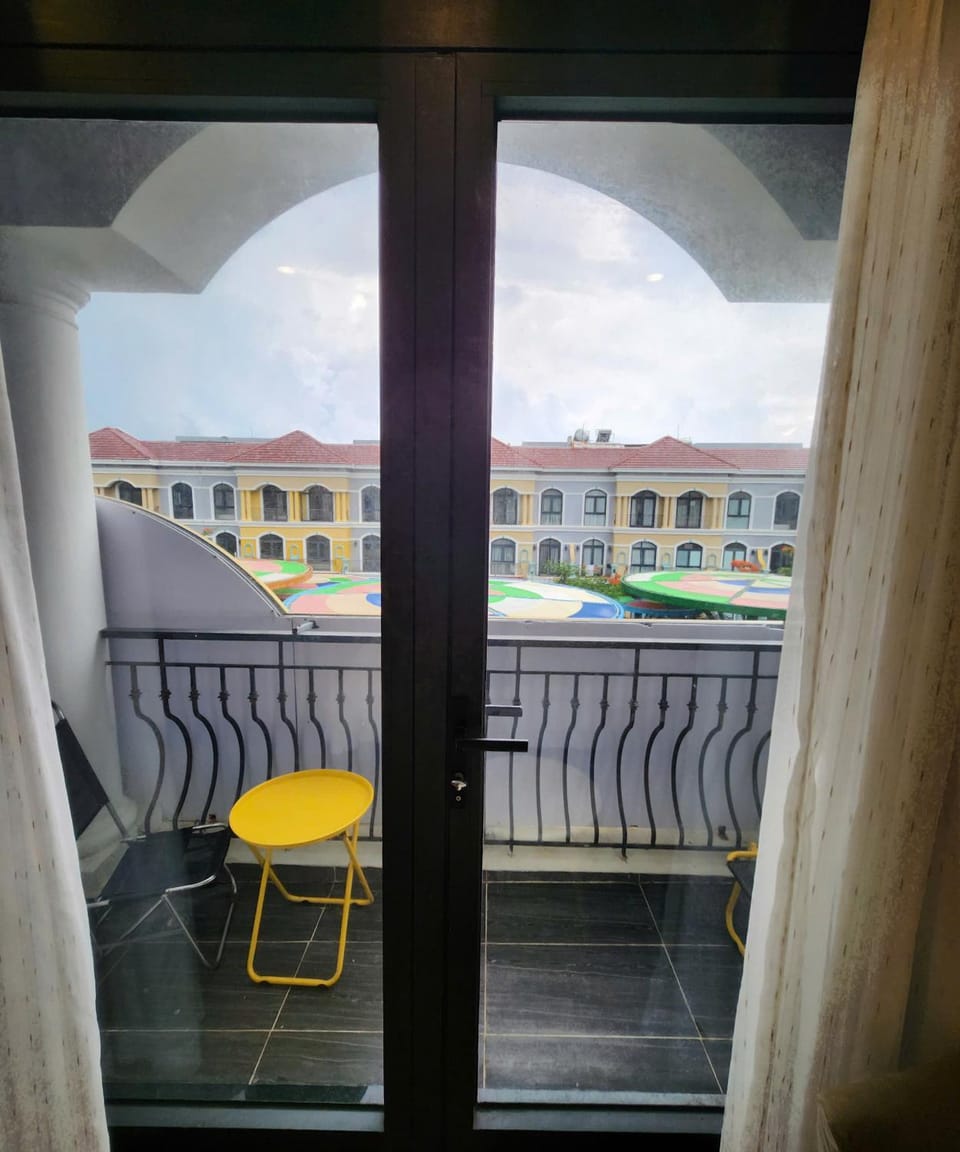 View (from property/room), Balcony/Terrace, Living room