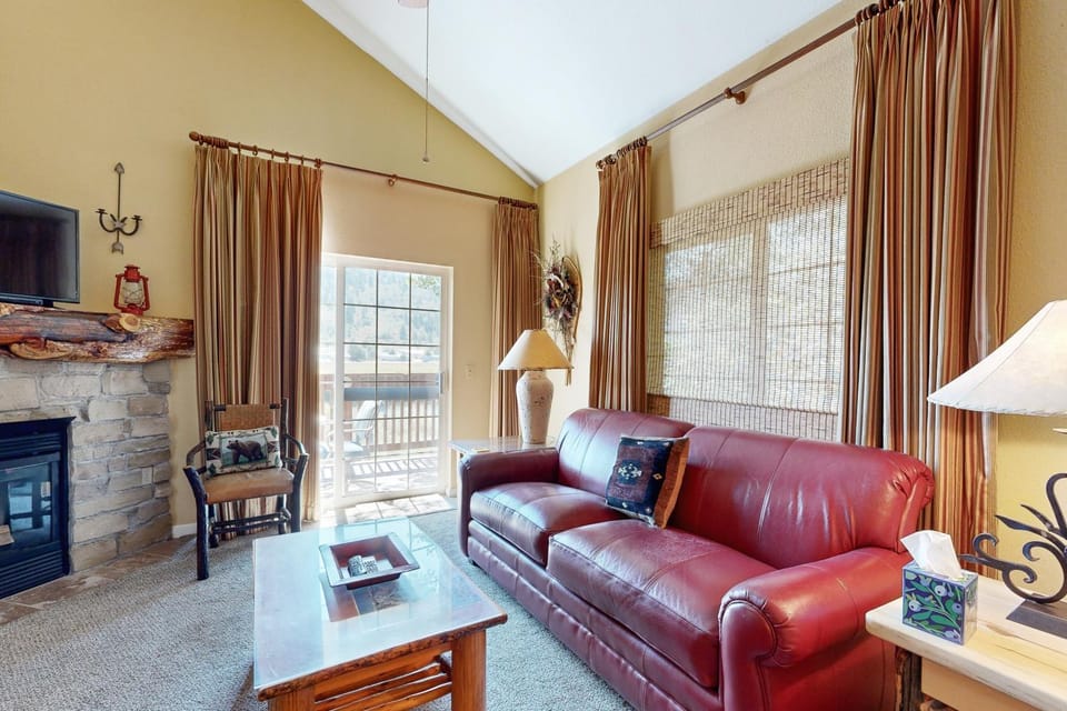 Riverside Treehouse Apartment in Edwards