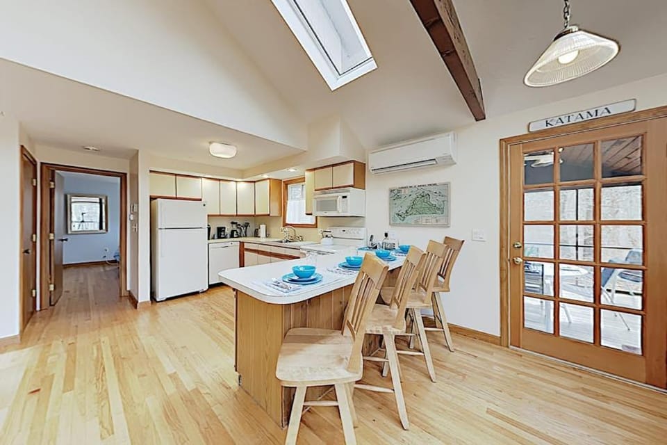 Harbor Cove Cottage House in Martha's Vineyard