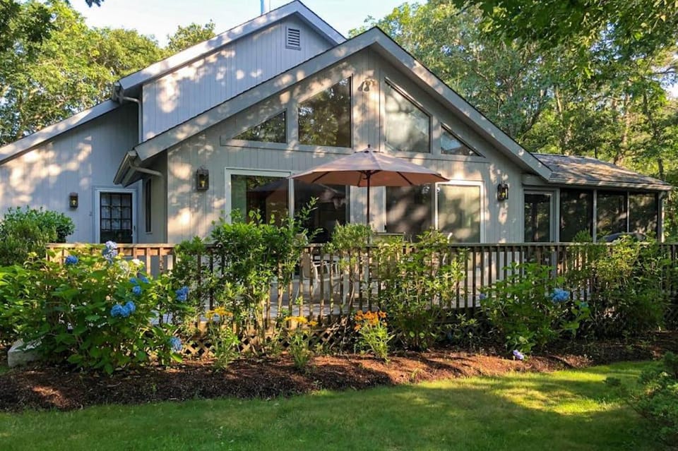 Harbor Cove Cottage House in Martha's Vineyard