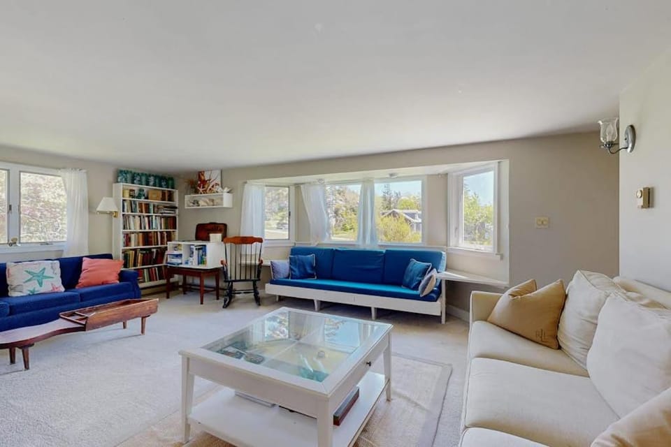 Library, Living room, Seating area