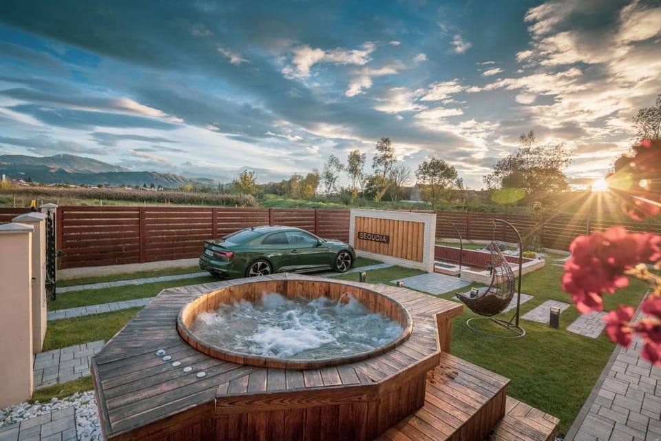 Property building, Restaurant/places to eat, Hot Tub, Swimming pool, flat iron