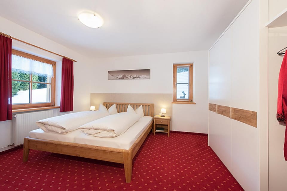 Bedroom, cot