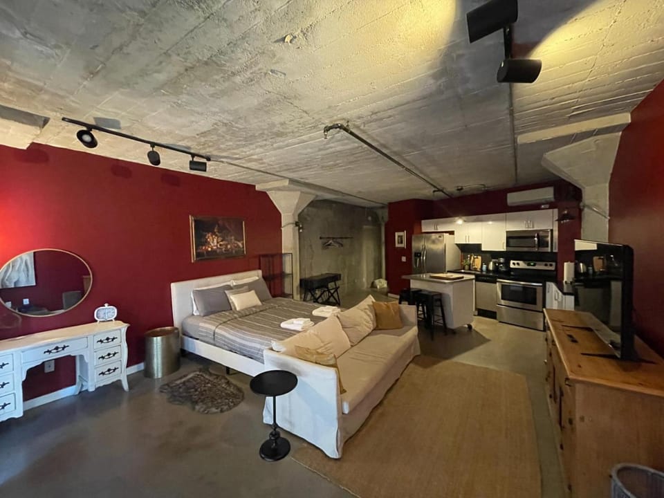 BO-BOU Suite Apartment in Hollywood