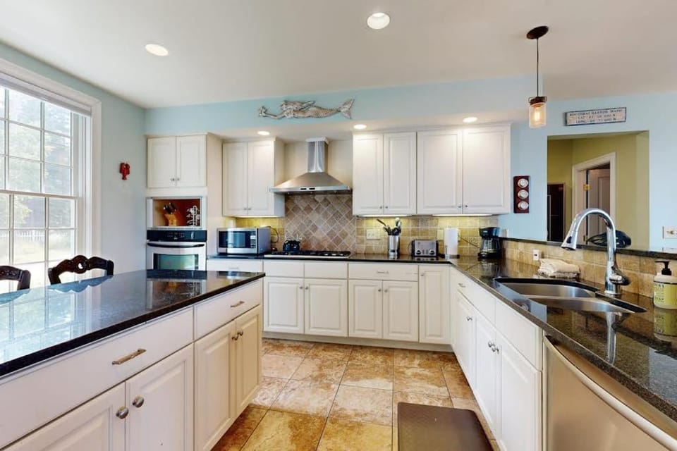 Coffee/tea facilities, Kitchen or kitchenette, oven, stove, toaster, kitchen