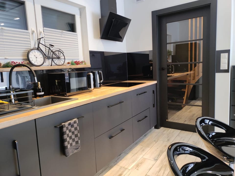 Kitchen or kitchenette, Communal kitchen, microwave, oven, stove, kitchen, kitchen