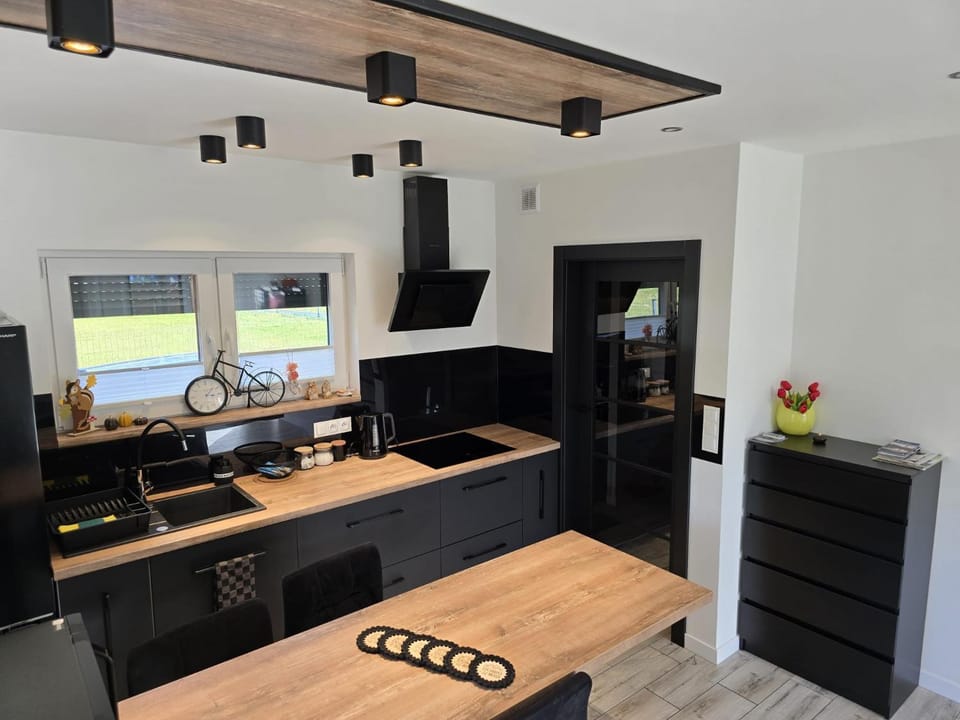 Communal lounge/ TV room, Kitchen or kitchenette, Living room, microwave, oven, stove, kitchen, kitchen