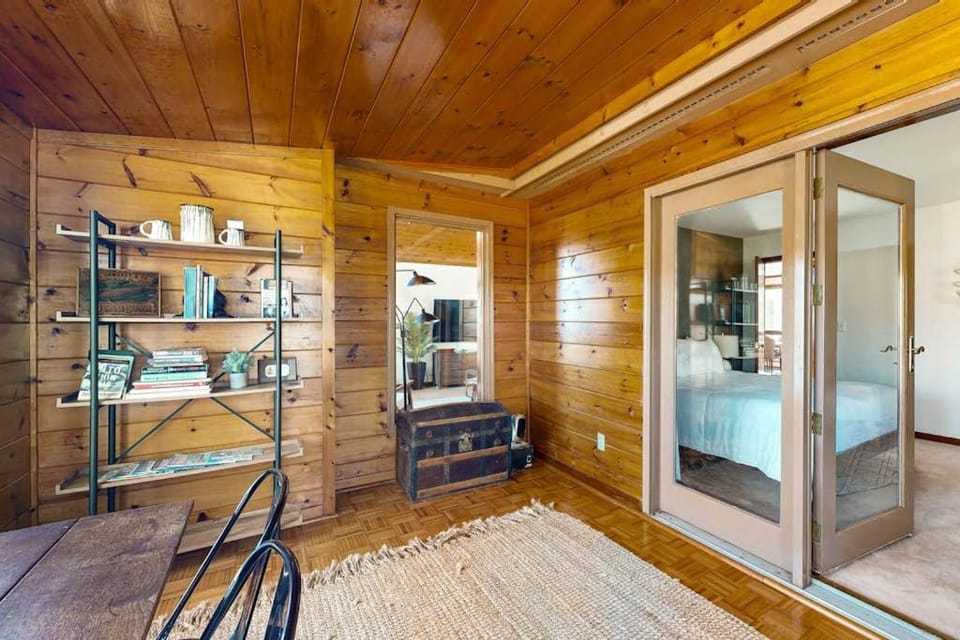Bed, Kitchen or kitchenette, Seating area, Bedroom