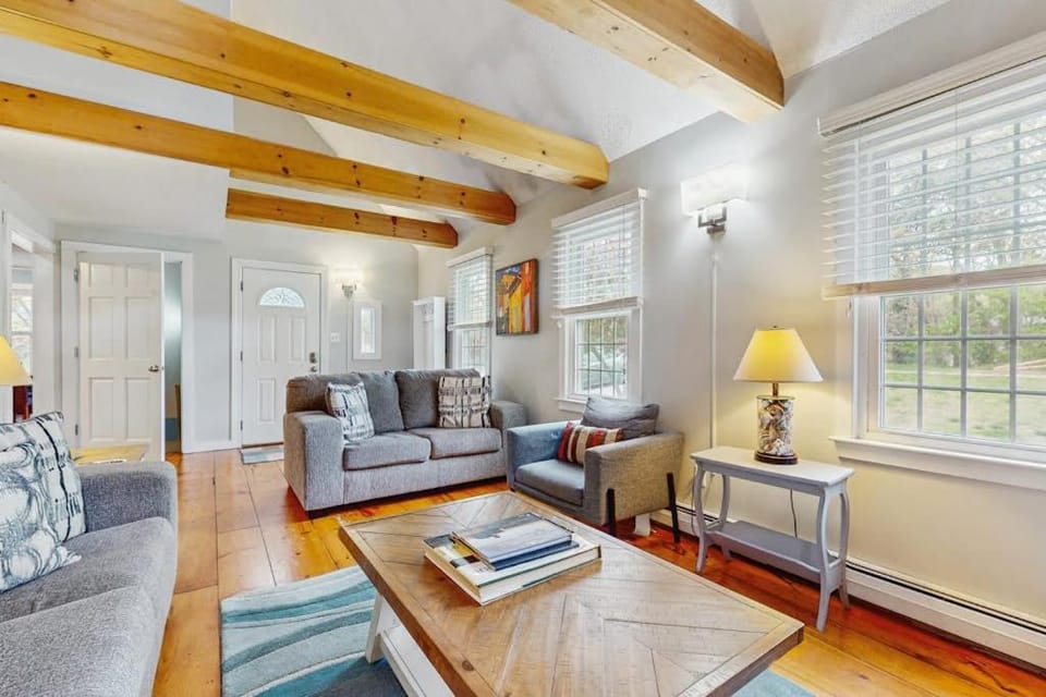 Cozy Charming Cottage House in Brewster