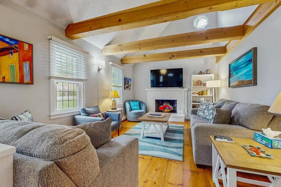 Cozy Charming Cottage House in Brewster