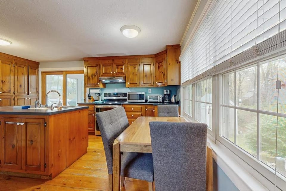 Cozy Charming Cottage House in Brewster