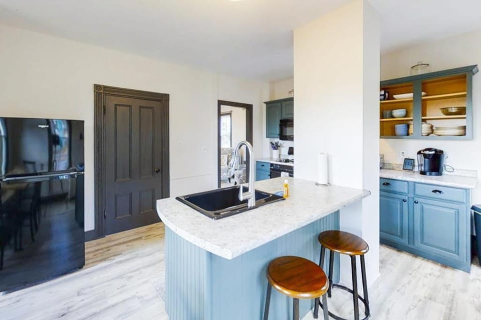 Kitchen or kitchenette, kitchen