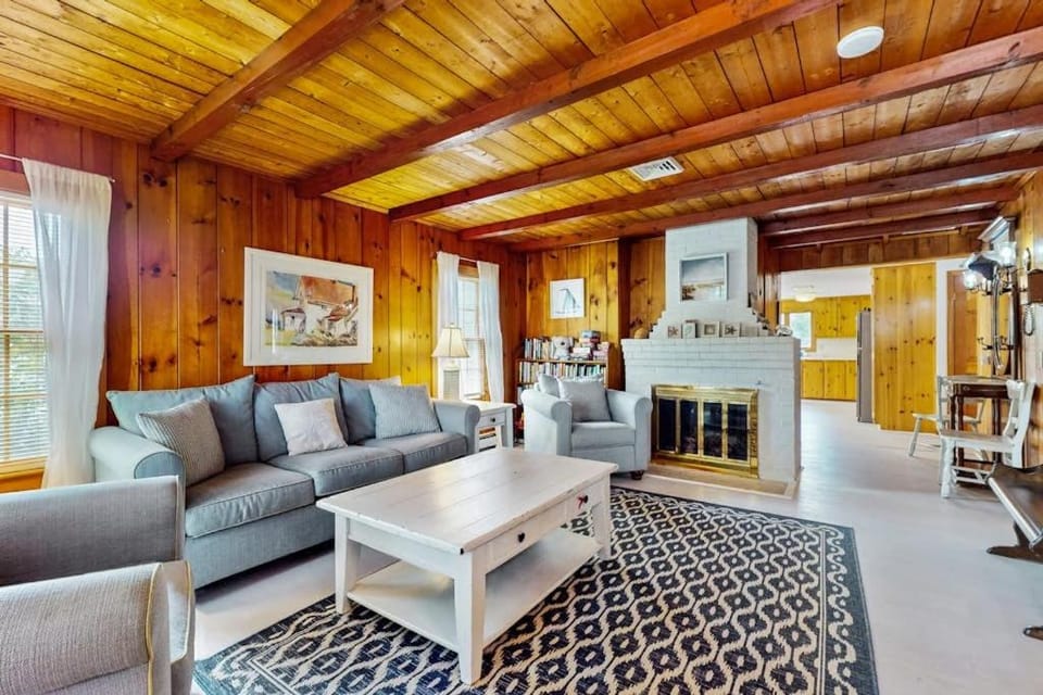 Cape Beach Bungalow House in Dennis Port