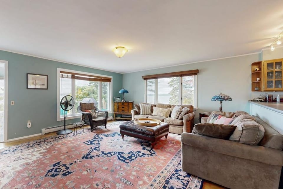 Waterfront Oasis House in Trenton