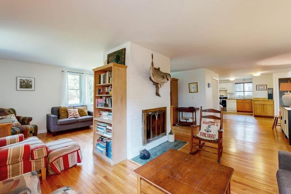 Oak Leaf Cape Cottage House in Tisbury