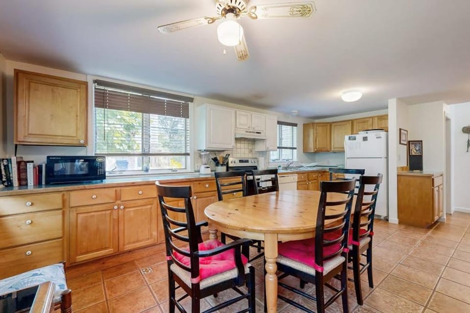 Oak Leaf Cape Cottage House in Tisbury