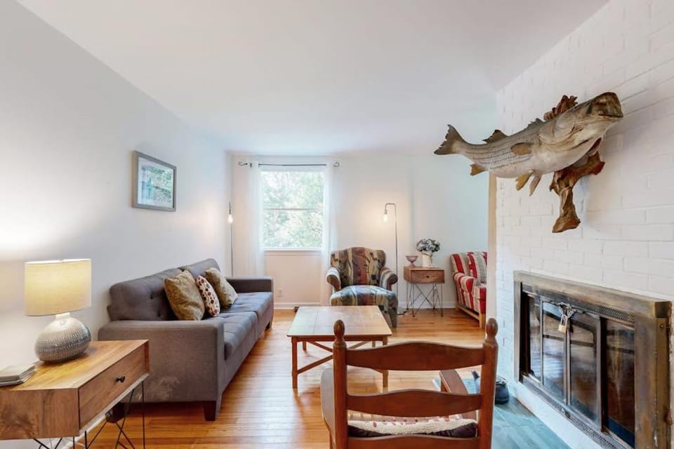 Oak Leaf Cape Cottage House in Tisbury