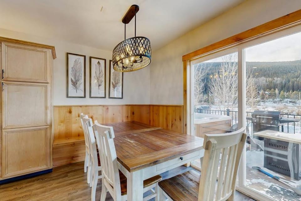 Simple Leafs House in Blue River